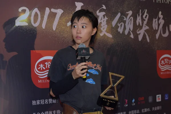 2018 中国の北京で音楽ラジオ中国トップ グラフ賞授賞式の間に彼女のトロフィーと共にポーズをとる中国のシンガー ソング ライター群雄 Jingtong リア堂として知られています — ストック写真