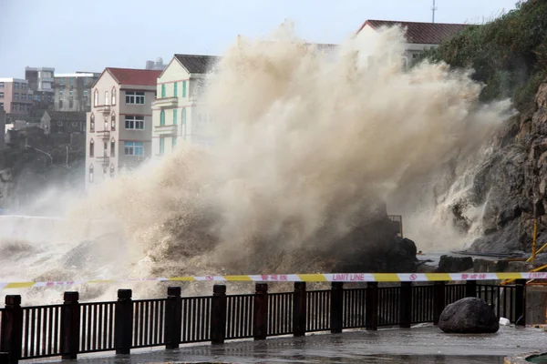 Bir Gelgit Delik Gelen Waves Shitang Kasabasında Seacoast Boyunca Bankalar — Stok fotoğraf