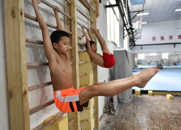 Dzieci Uczestniczą Szkoleniu Gimnastyka Gimnastyka Gimnazjum Nanchang Nanchang City Prowincja — Zdjęcie stockowe