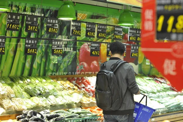 Cliente Compra Verduras Supermercado Ciudad Nanjing Provincia Jiangsu Este China —  Fotos de Stock