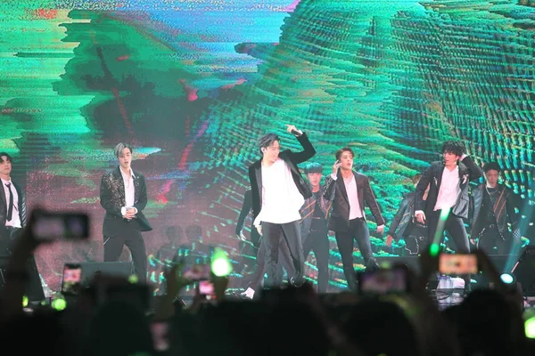 Les Membres Boys Band Sud Coréen Got7 Produisent Lors Concert — Photo