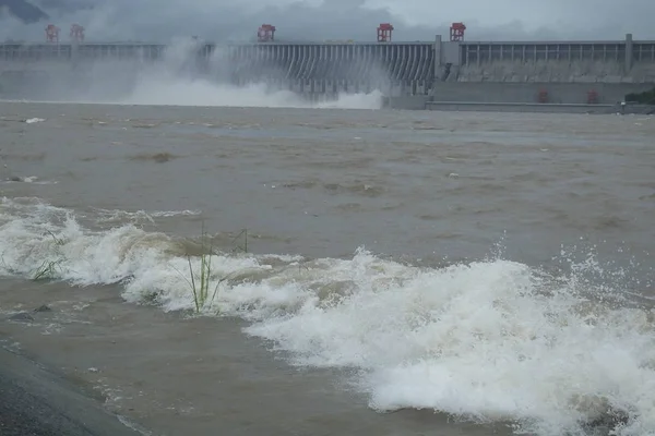 Drie Gorges Dam Ontlaad Water Voor Overstromings Beheersing Wordt Omgeven — Stockfoto