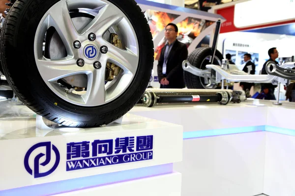 Pessoas Visitam Stand Grupo Wanxiang Durante Exposição Automechanika Shanghai Ams — Fotografia de Stock