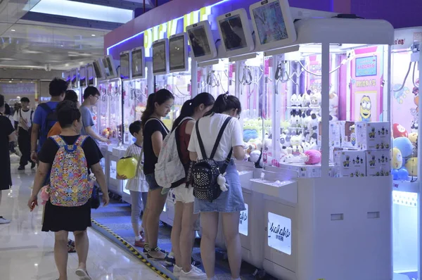 Гравці Захопити Ляльки Звичайних Ляльки Захоплення Машини Торговому Центрі Шанхаї — стокове фото