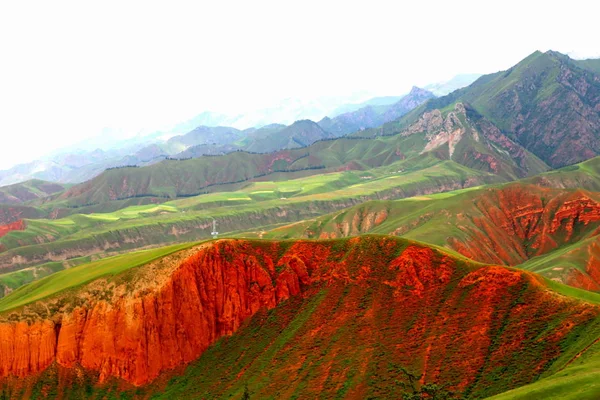 赤砂岩と Zhuo Babao 祁連県 中国北西部の青海省 2018 日に他の企業から成って Danxia 地形の風景 — ストック写真