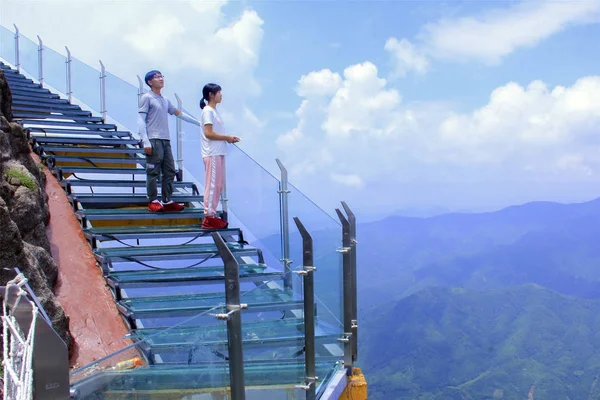 People Visit China First Glass Bottomed Staircase Cliff Qingyuan City — Stock Photo, Image