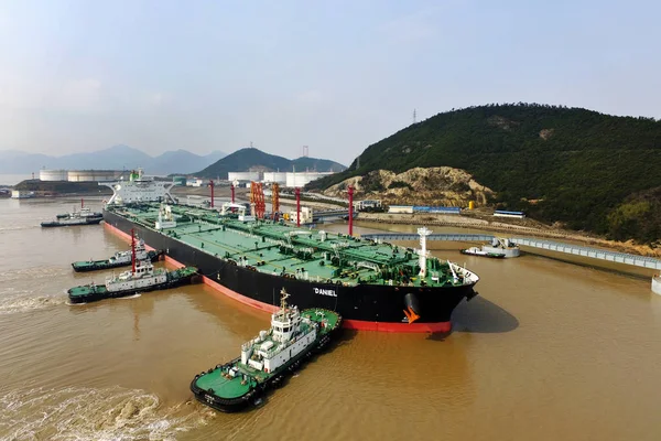 Tugboats Dock Oil Tanker Daniel Carrying Crude Oil Imported Iran — Stock Photo, Image