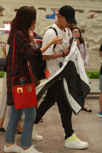美籍华人女星西丽娜 和她的歌手 男演员男友韩庚于2018年8月15日抵达中国北京首都国际机场 — 图库照片