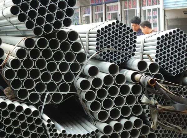 輸出される鉄骨棒の補強は 2016年4月29日 中国中部の湖北省 江昌市の鉄鋼製品市場に積み重ねられている — ストック写真