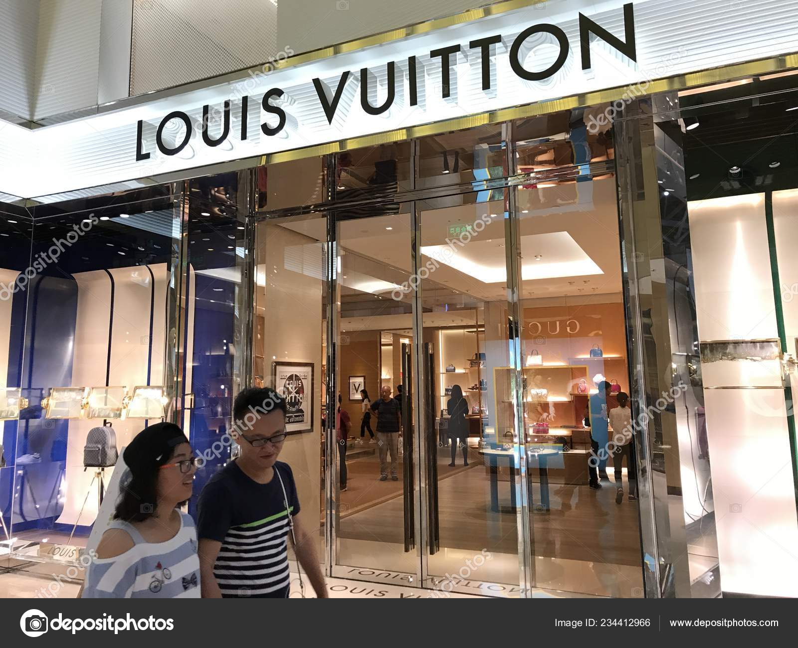Customers Walk Boutique Louis Vuitton Shanghai China October 2017