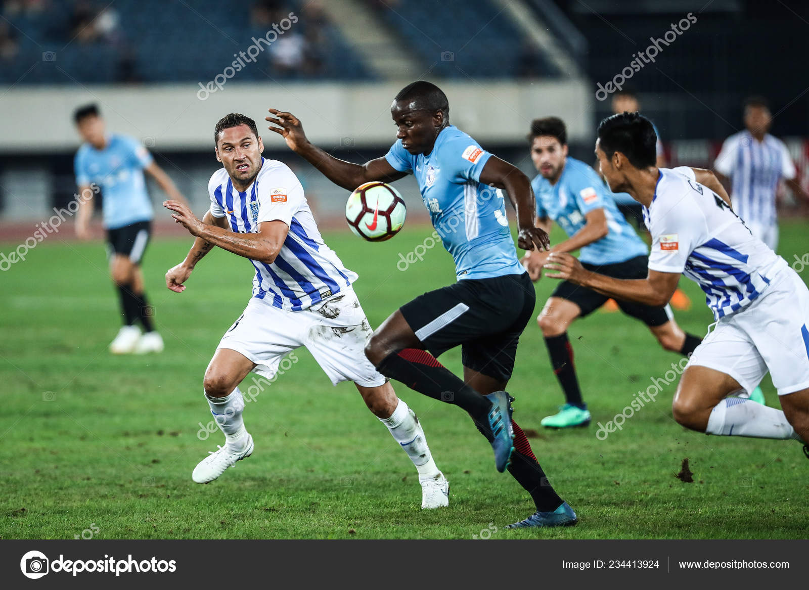 Zimbabwean Football Player Nyasha Mushekwi Dalian Yifang Center Breaks Zimbabwean Football Player Nyasha Mushekwi Dalian Yifang Center Breaks