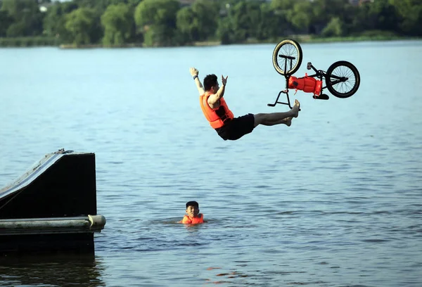 Ciclista Bmx Motocross Bicicleta Salta Para Lago Leste Para Refrescar — Fotografia de Stock