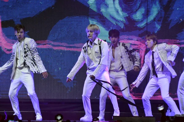 Les Membres Boys Group Sud Coréen Monsta Produisent Lors Concert — Photo