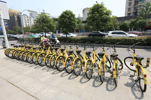 Fahrräder Des Chinesischen Fahrradverleihdienstes Ofo Stehen Auf Einer Straße Der — Stockfoto