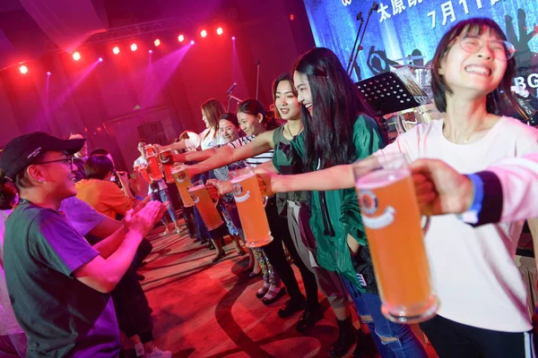 Chinese Jonge Vrouwen Concurreren Een Bierfeest Taiyuan Stad Noord China — Stockfoto