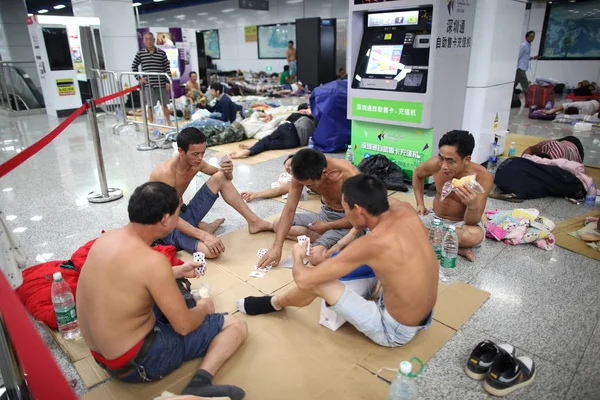 中国建設労働者が今後台風 Mangkhut 日中国南部の広東省深圳市紅樹湾南の地下鉄駅で 台風に備えて 一時的な避難所で休む — ストック写真