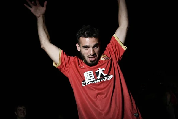 Fläkt Som Klädd Guangzhou Evergrande Jersey Argentinsk Fotbollsspelare Dario Conca — Stockfoto