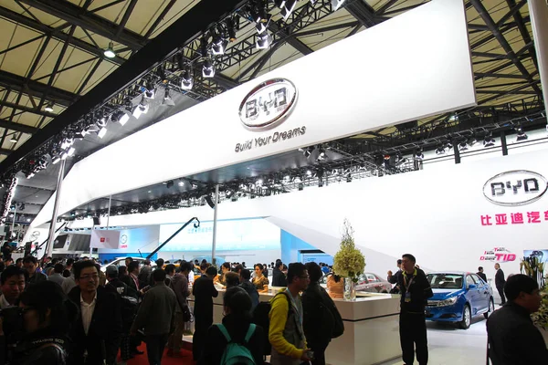 People Visit Stand Byd 17Th Shanghai International Automobile Industry Exhibition — Stock Photo, Image