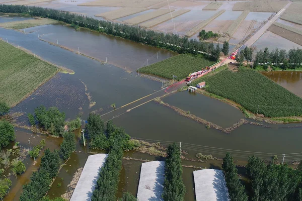 この航空写真ビューで生産工場が Nanzhaike Yangkou 文化的な濰坊市 中国東部の山東省 2018 日に上流の貯水池から大量の放電によって引き起こされる洪水で浸水します — ストック写真