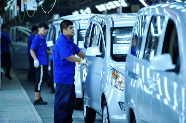 Trabajadores Chinos Montan Wuling Motors Línea Montaje Una Planta Automóviles — Foto de Stock