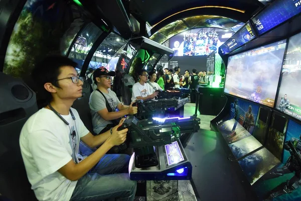 Chinese Visitors Play Electronic Games 16Th China Digital Entertainment Expo — Stock Photo, Image