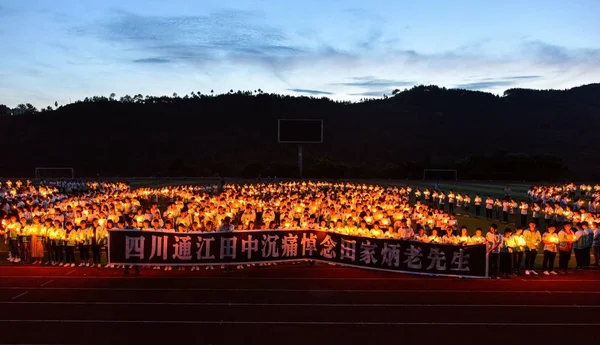Más 800 Maestros Estudiantes Secundaria Escuela Tianjiabing Encienden Velas Para — Foto de Stock