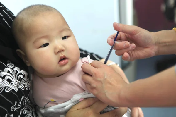 File Kinesisk Medicinsk Arbetare Vaccinerar Ett Barn Vid Sjukdoms Kontroll — Stockfoto