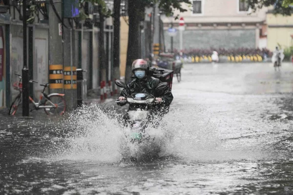 Ένας Ποδηλάτης Καβαλάει Πλημμυρισμένο Δρόμο Μετά Από Έντονη Καταιγίδα Και — Φωτογραφία Αρχείου