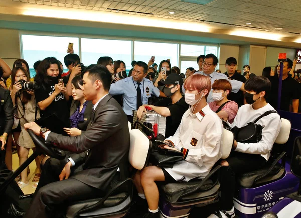 右から2018年8月24日 韓国の少年バンド ソンウン ソンウ ソンウが台湾 桃園市の桃園国際空港に到着 — ストック写真