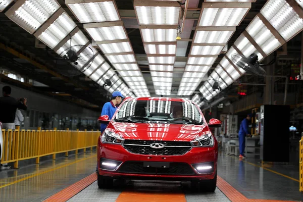 Trabajadores Chinos File Montan Automóviles Línea Montaje Planta Automotriz Chery — Foto de Stock