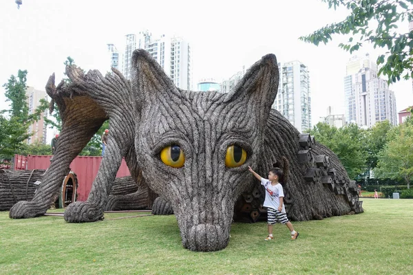 2018年8月15日 在中国上海静安雕塑公园拆除7米高 米长的金属和草编雕塑 城市狐狸 小男孩抚摸着它的头部 — 图库照片