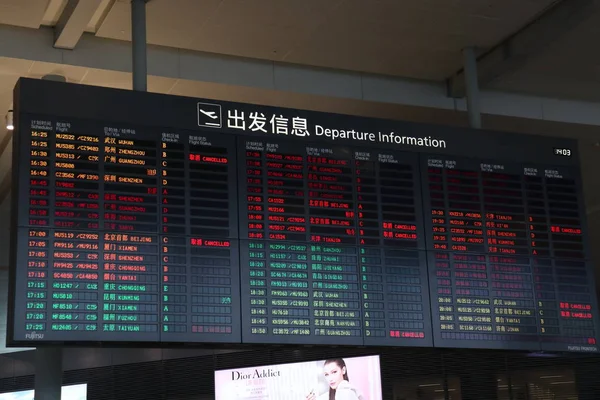 Elektronische Anzeige Zeigt Informationen Über Flüge Die Aufgrund Des Taifuns — Stockfoto