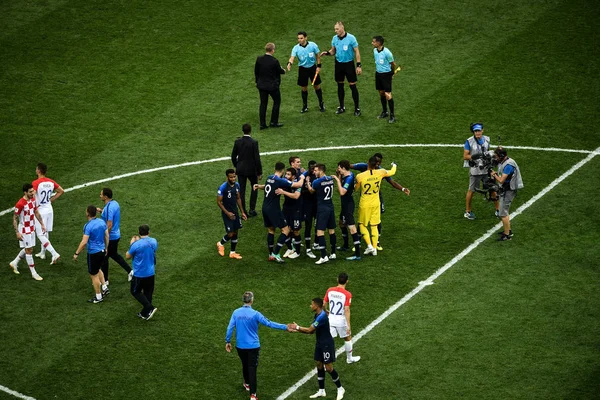 フランスの選手を祝う彼らは 2018 Fifa ワールド カップ期間中でモスクワ ロシア連邦 2018 日の最終戦でクロアチアを倒した後 — ストック写真