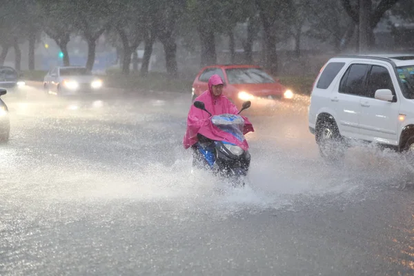 北京の豪雨による浸水した通りにサイクリストが乗る 2018年7月16日 — ストック写真