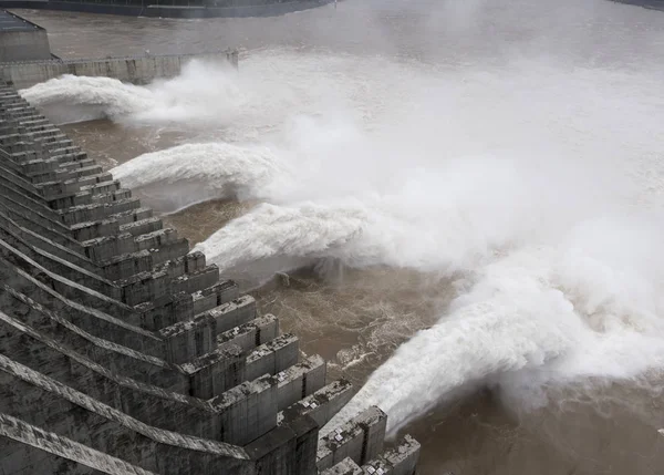 Acqua Del Diluvio Sgorga Dalla Diga Delle Tre Gole Sul — Foto Stock