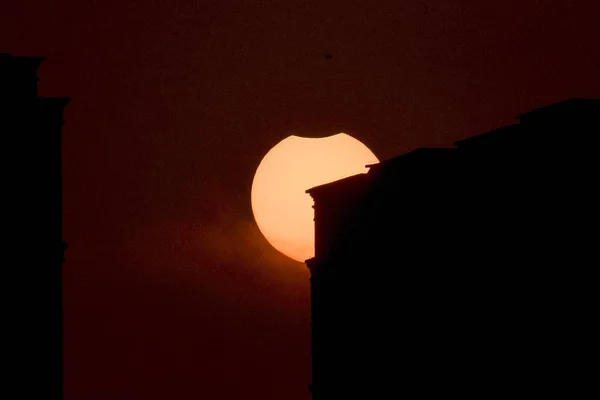 2018년 11일 북서부 후이족 자치구 시에서 일식이 일부가 태양의 그림자로 — 스톡 사진