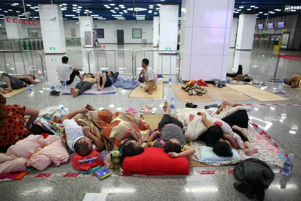 Китайские Рабочие Мигранты Отдыхают Временном Убежище Рамках Подготовки Предстоящему Тайфуну — стоковое фото