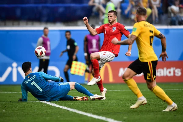 Eric Dier Inglaterra Centro Chuta Bola Sobre Goleiro Thibaut Courtois — Fotografia de Stock