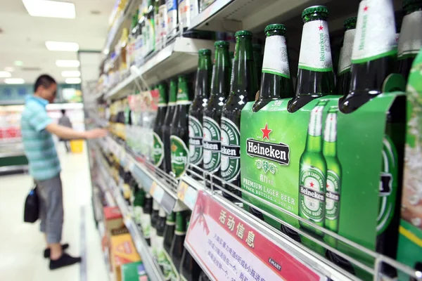 ハイネケンビールのボトルは 中国の上海のスーパーマーケットで販売されています 2011年4月26日 — ストック写真