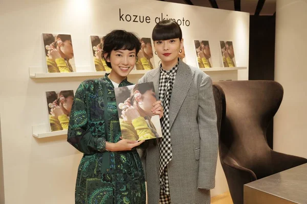 Japoński Model Mody Kozue Akimoto Prawo Stwarza Dla Zdjęć Wentylatorem — Zdjęcie stockowe