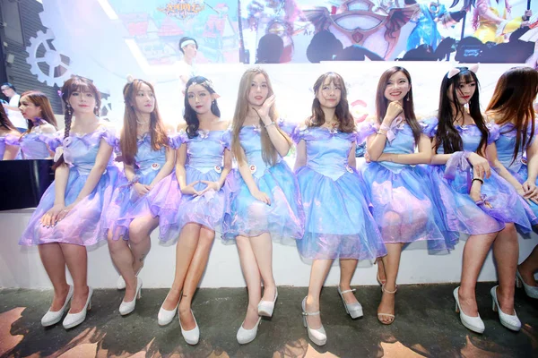 Κινεζική Showgirls Θέτουν Στο Περίπτερο Του Shanda Παιχνίδια Κατά Διάρκεια — Φωτογραφία Αρχείου