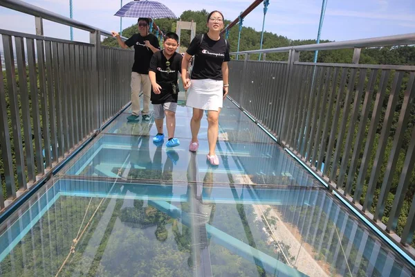 Turisták Sétálni Zhejiang Leghosszabb Üvegfenekű Függőhíd Changxing Megyei Huzhou Város — Stock Fotó