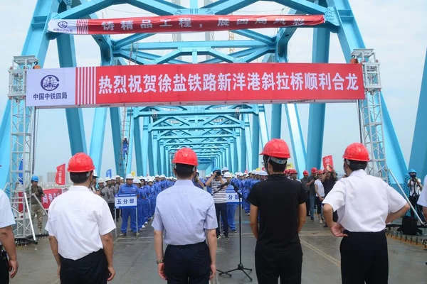 Китайські Робітники Святкувати Після Два Розділи Xinyang Залізничний Міст Yancheng — стокове фото