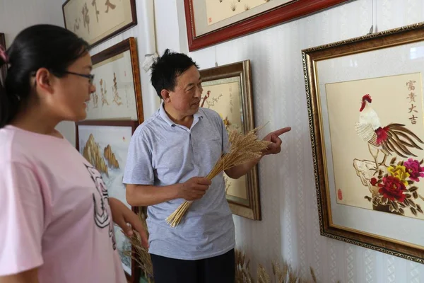 Artesão Chinês Ding Xisen Mostra Uma Pintura Palha Trigo Criada — Fotografia de Stock