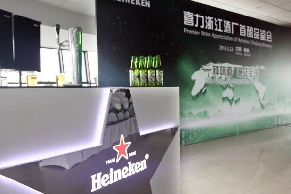 Botol Bir Heineken Ditampilkan Pabrik Jiashan Kabupaten Jiashan Kota Jiaxing — Stok Foto