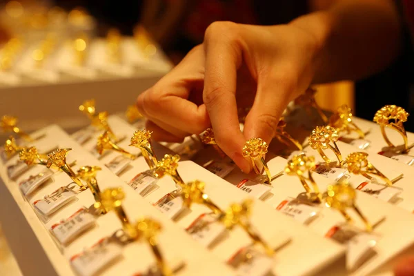 Empleado Exhibe Adornos Oro Una Joyería Ciudad Huaibei Provincia Anhui — Foto de Stock