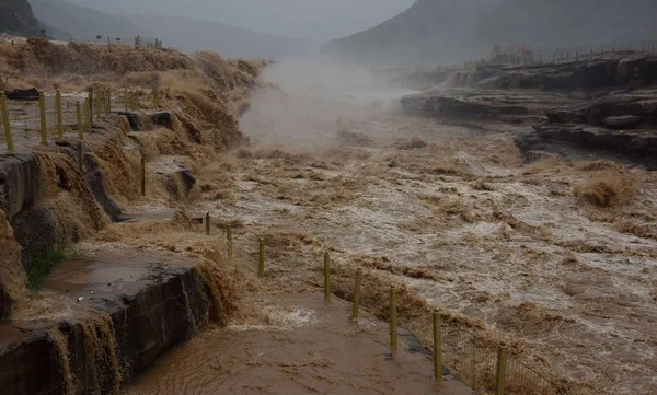 Turisták Látogasson Zúgó Hukou Vízesés Yellow River Után Özönvízszerű Esőzések — Stock Fotó