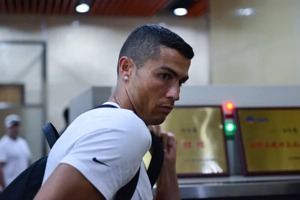 Jogador Futebol Português Cristiano Ronaldo Juventus Retratado Antes Pegar Avião — Fotografia de Stock