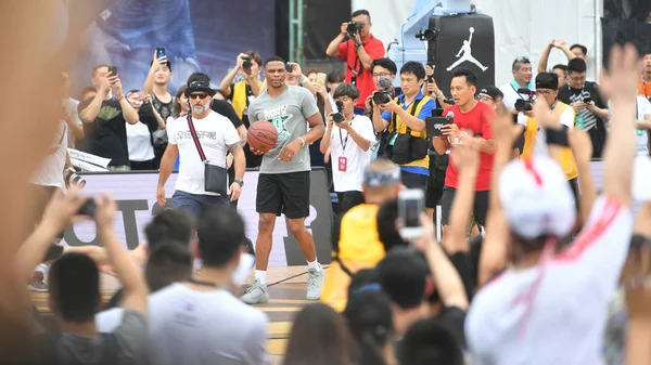 恩巴篮球明星俄克拉荷马城雷霆队的罗素 韦斯特布鲁克出席2018年8月12日在中国北京举行的 Nba 5V5 篮球比赛 — 图库照片