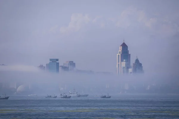 Рибальські Човни Видно Море Перед Будівлями Загорнутий Advection Туман Циндао — стокове фото
